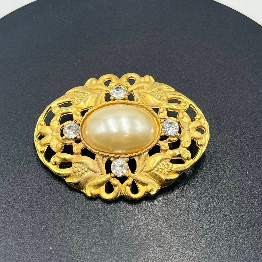 Victorian Vintage Faux White Pearl Gold Tone Filigree Oval Rhinestone Brooch‎